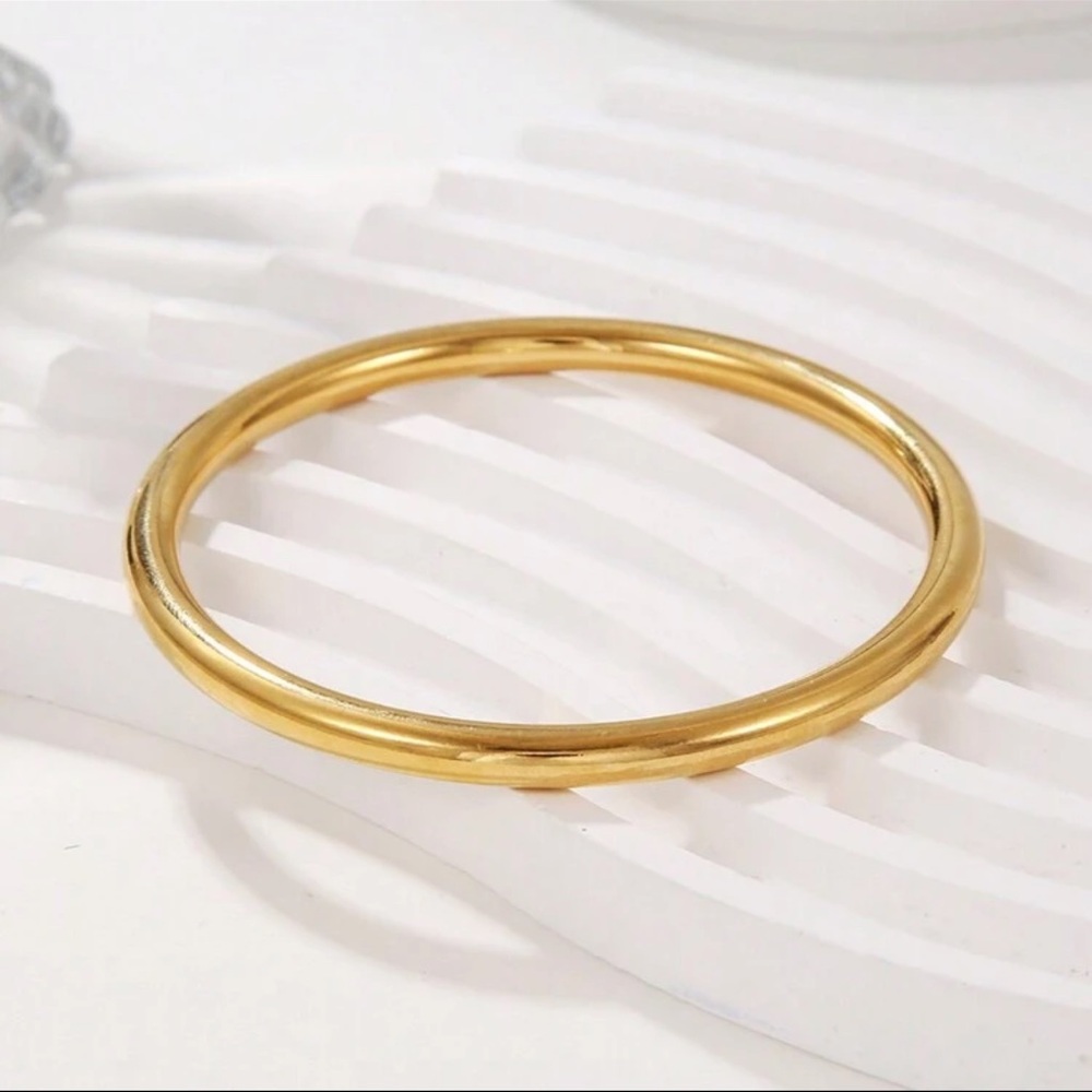 Elegant Gold Bangle Bracelet